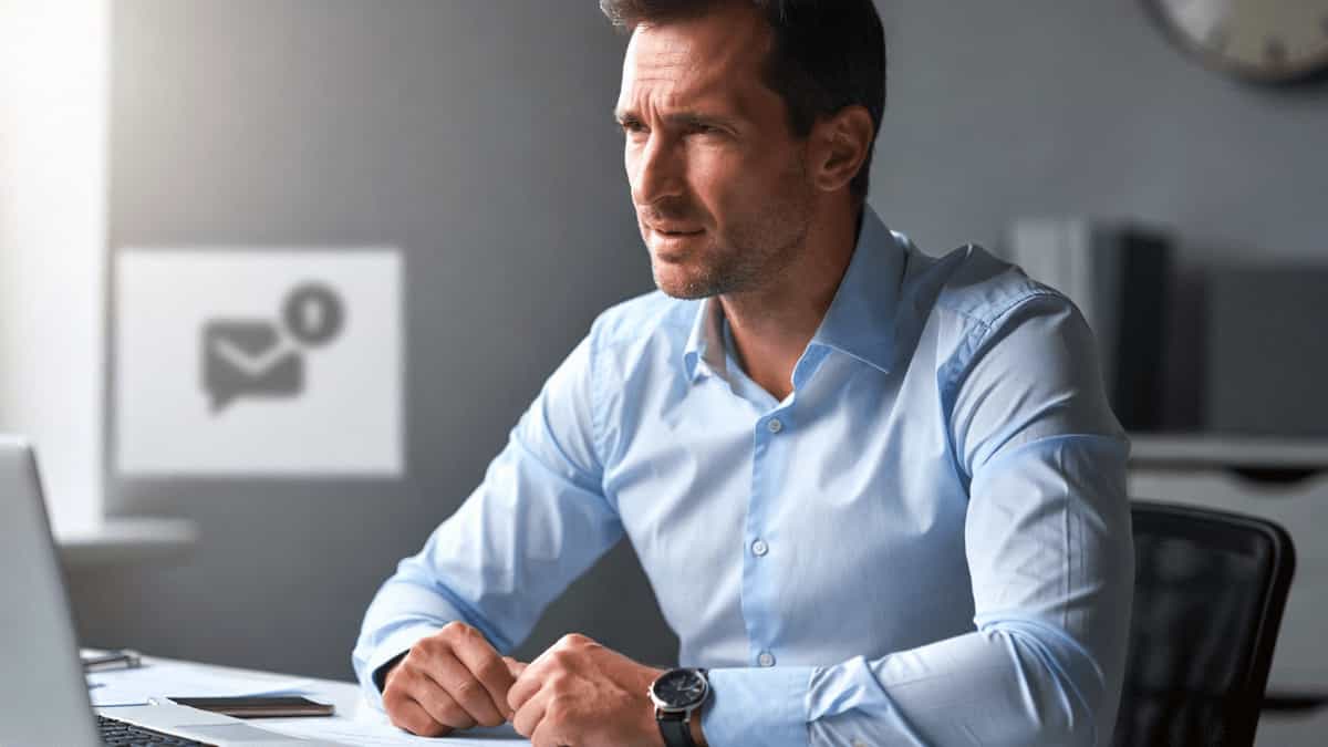 Why Smart People Make Bad Decisions Under Pressure: The Science of Cognitive Collapse